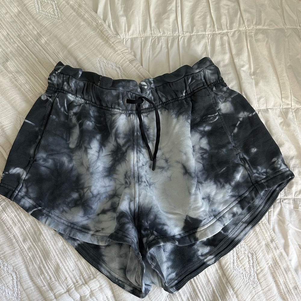 Lululemon inner glow shorts